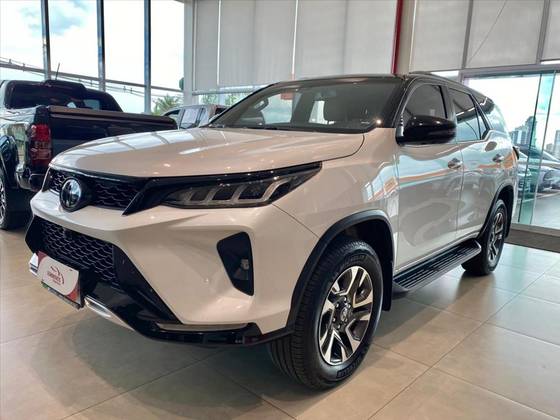 TOYOTA HILUX SW4 2.8 D-4D TURBO DIESEL DIAMOND 7L 4X4 AUTOMÁTICO TOYOTA HILUX SW4 2.8 D-4D TURBO DIESEL DIAMOND 7L 4X4 AUTOMÁTICO